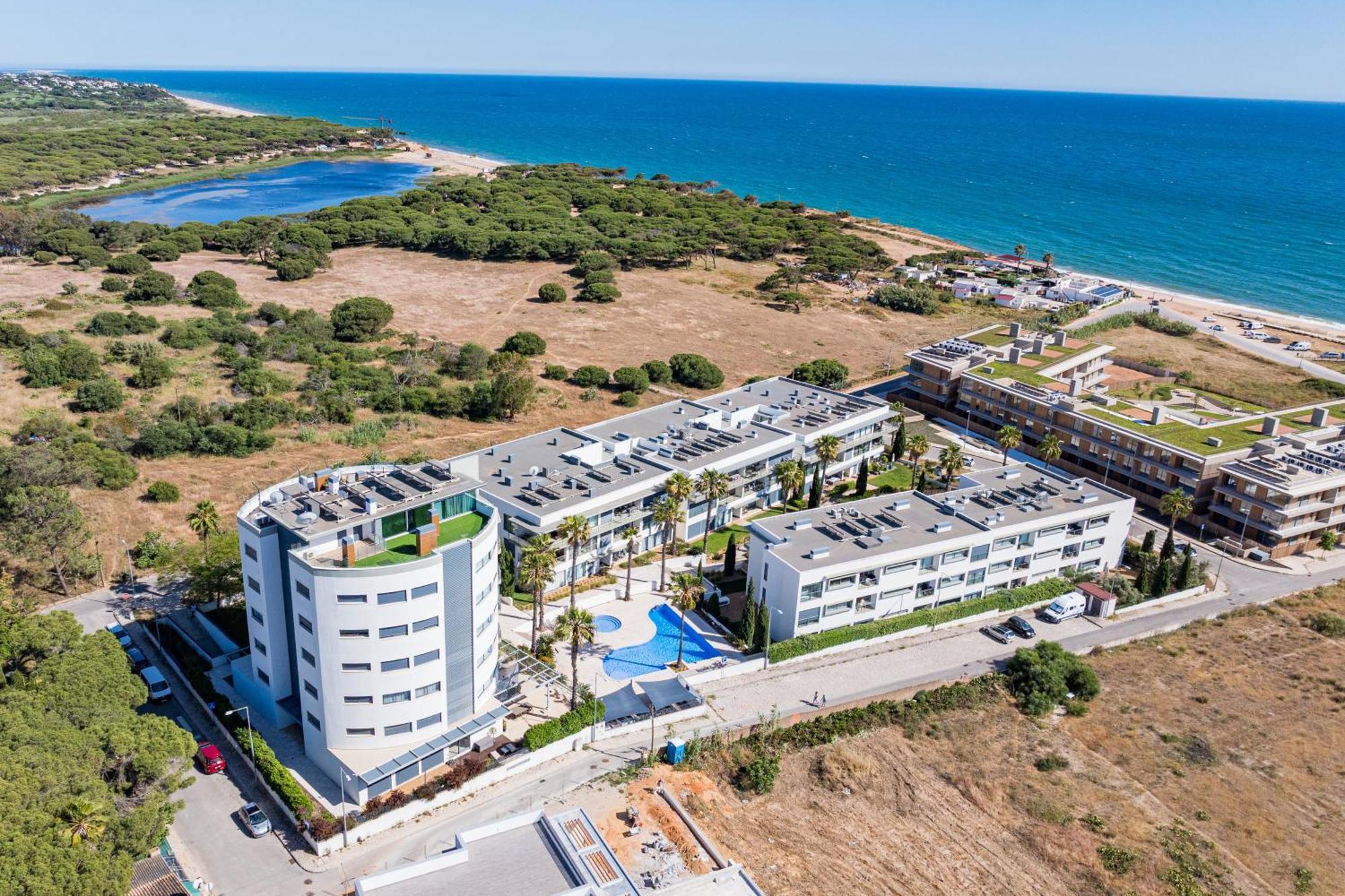 Cavalo Preto Luxury Beach Apartment By Golden Zenith Quarteira Exterior photo